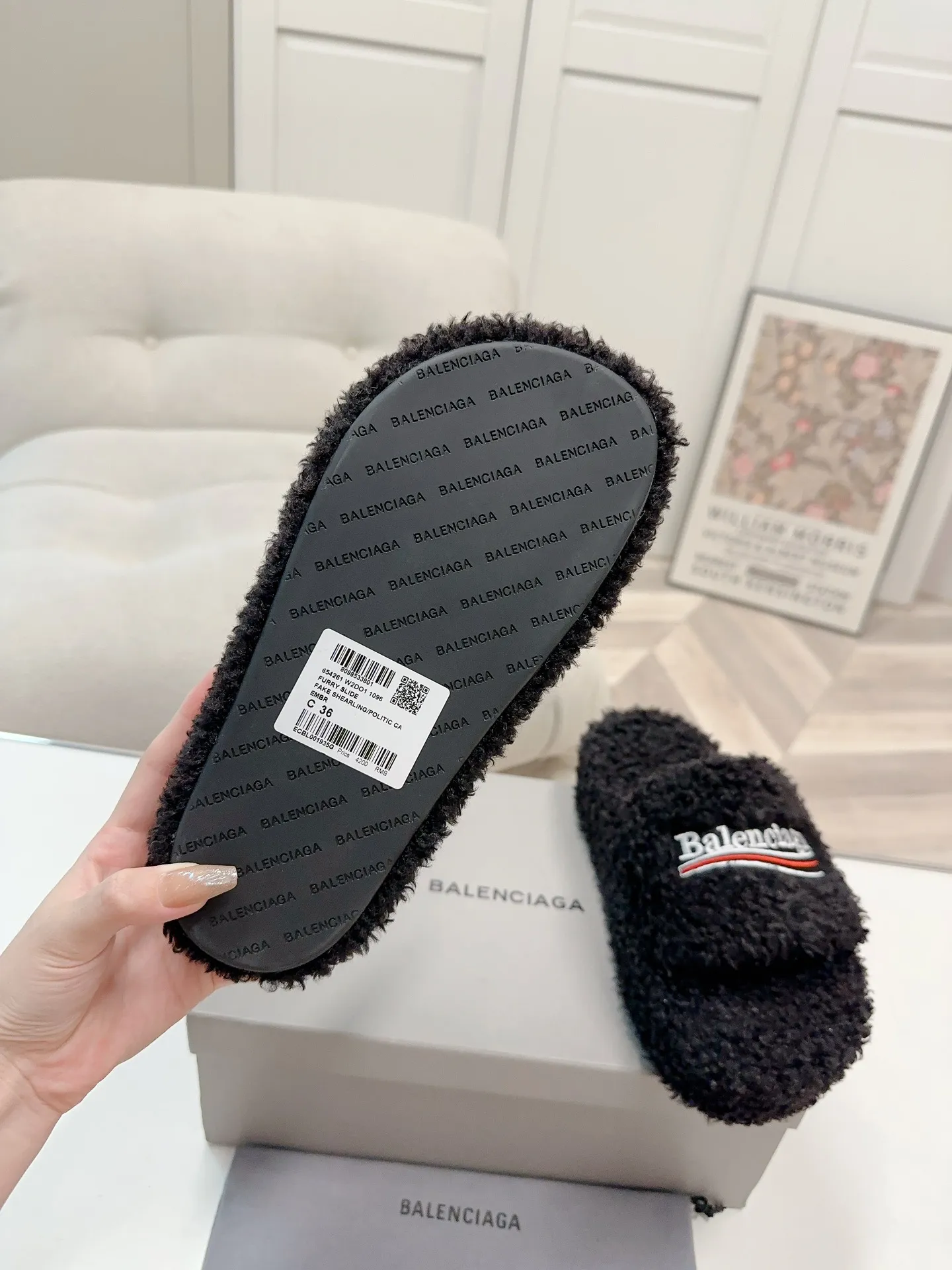 👟👟Ex-factory price 480👟👟Thick-soled Balenciaga autumn and winter trendy wool slippers💕cx upper letter pattern, electric embroidery logo embroidery technology! Full of high-end feel! Especially beautiful on the feet 🦶 🐑Material: wool (very soft and comfortable) 🐑Sole: Original non-slip and wear-resistant outsole 🐑Number/size: Women's 35-41